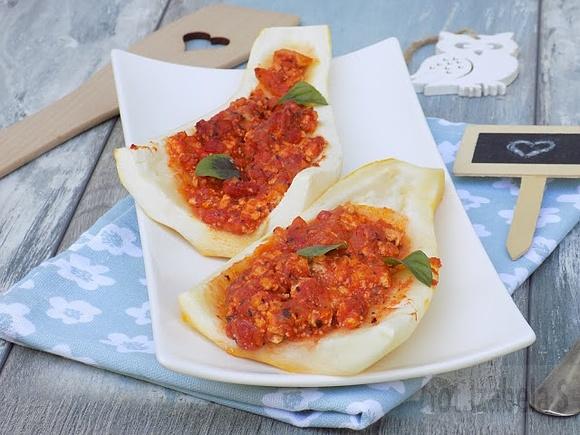 Cukinia nadziewana tofu, mozzarellą i pomidorami