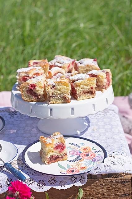 Ciasto drożdżowe z jogurtem, dżemem i owocami