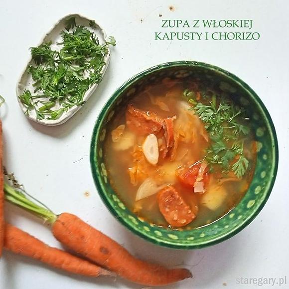 Kapuśniak z młodej kapusty włoskiej i chorizo