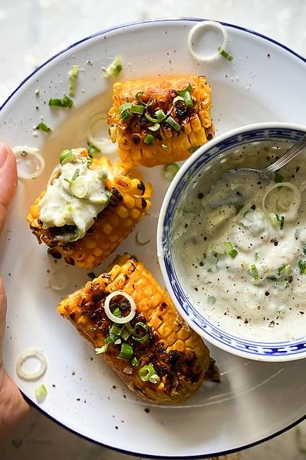 Kukurydza grillowana w miso z dipem tzatziki
