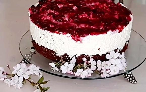 Ciasto japońskie z wiśniami i płatkami kwiatów wiśni