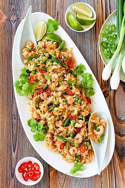 Tajski smażony ryż z krewetkami - khao pad goong