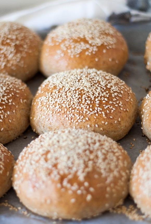 Pełnoziarniste bułki do burgerów – puszyste i maślane