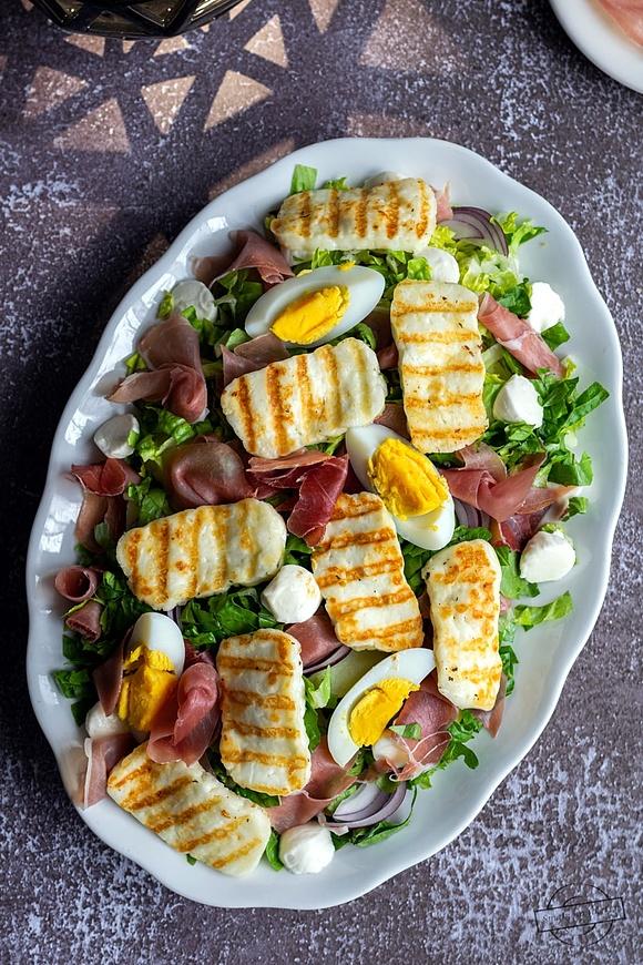 Sałatka ziemniaczana z halloumi, prosciutto i dressingiem miodowo-musztardowym