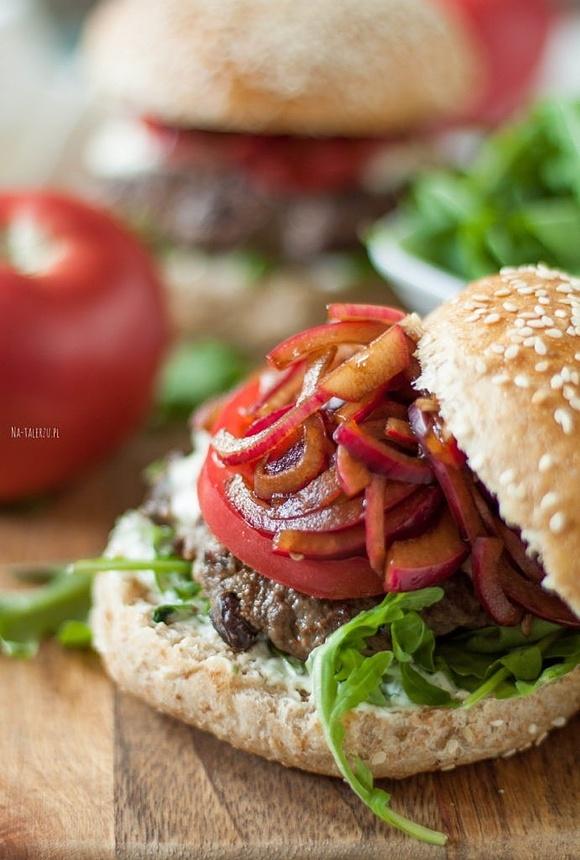 Włoskie burgery z marynowaną cebulką i pełnoziarnistą bułką