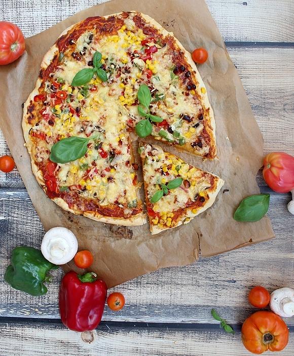 Pizza na bogato na dużą blachę – przepis na domową pizzę z kolorowymi składnikami