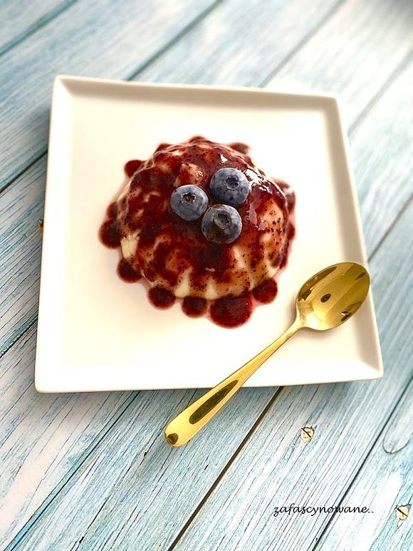 Panna cotta z sosem borówkowym