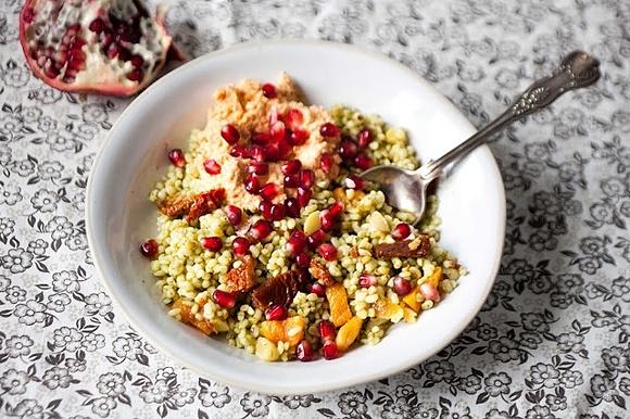 Bulgur w pestowym sosie z morelami, hummusem i granatem