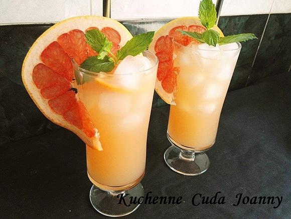 Lemoniada z czerwonych grejpfrutów z rozmarynem