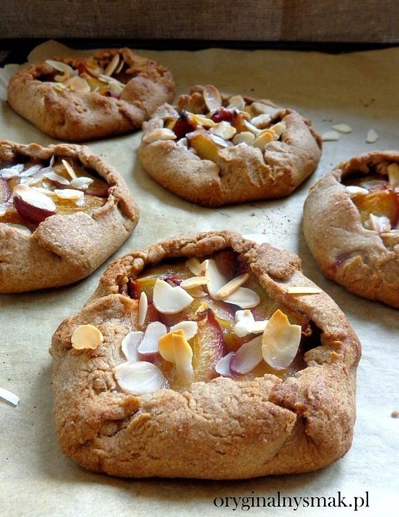 Mini galette z mąki żytniej ze śliwkami, cynamonem i migdałami