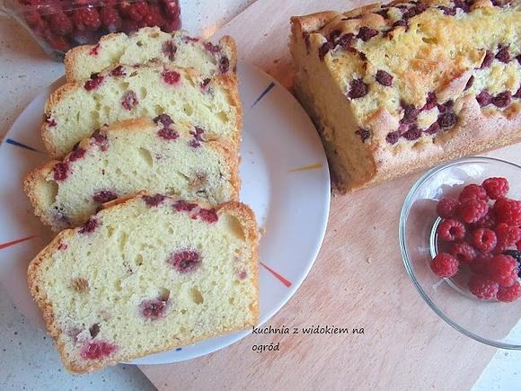 Błyskawiczna babka z malinami