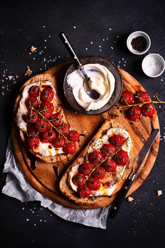 Grzanki z kremowym serkiem i pieczonymi pomidorkami