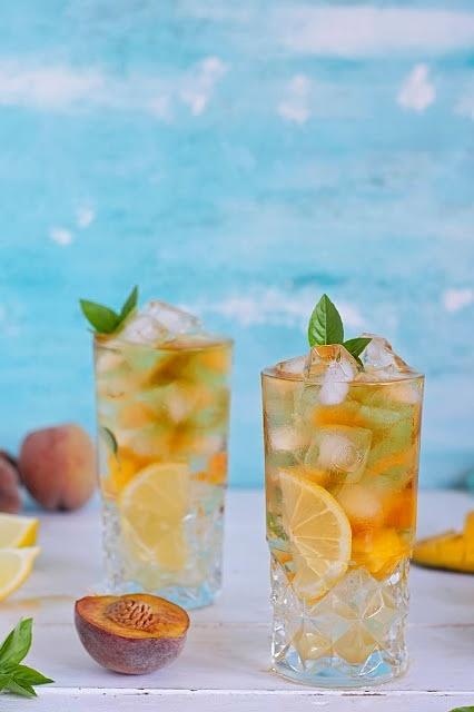 Mrożona herbata z mango brzoskwinią cytryną i bazylią