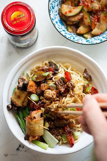 Noodle w sosie z czarnej fasoli i grzybowe szaszłyki z tofu
