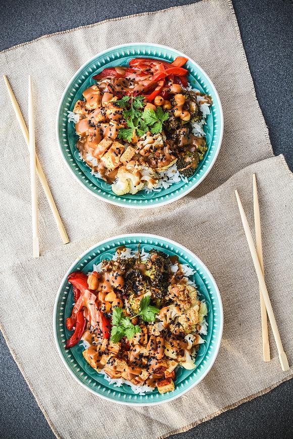 Miska zdrowia z pieczonymi warzywami i tofu