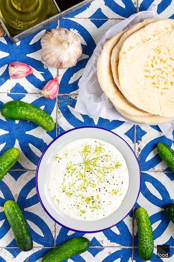 Sos tzatziki - grecki dip z ogórkiem i czosnkem