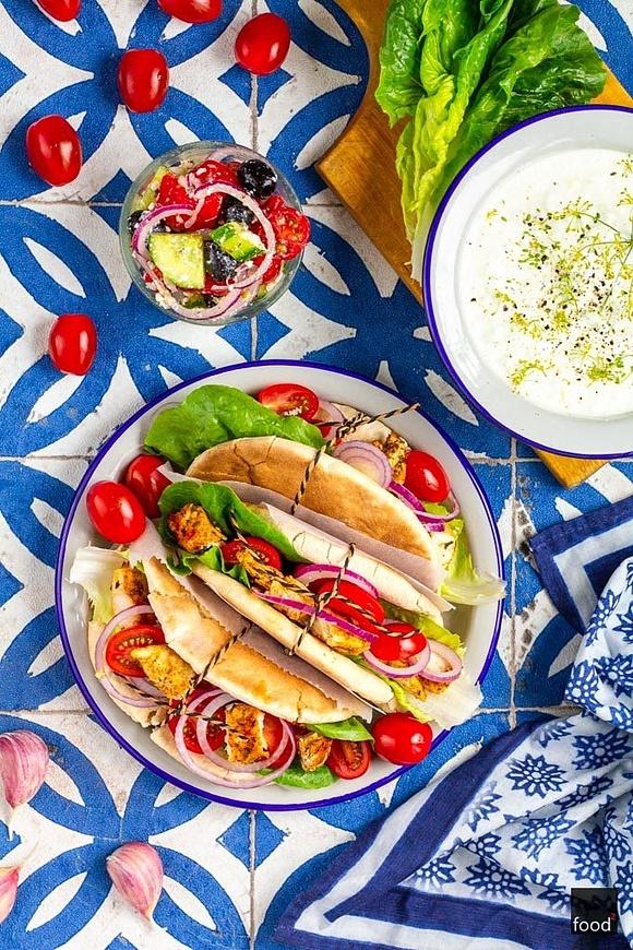 Gyros z kurczaka z tzatzikami w chlebie pita