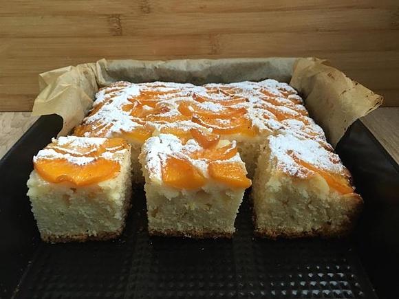 Ciasto jogurtowe kubeczkowe bez miksera, z owocami