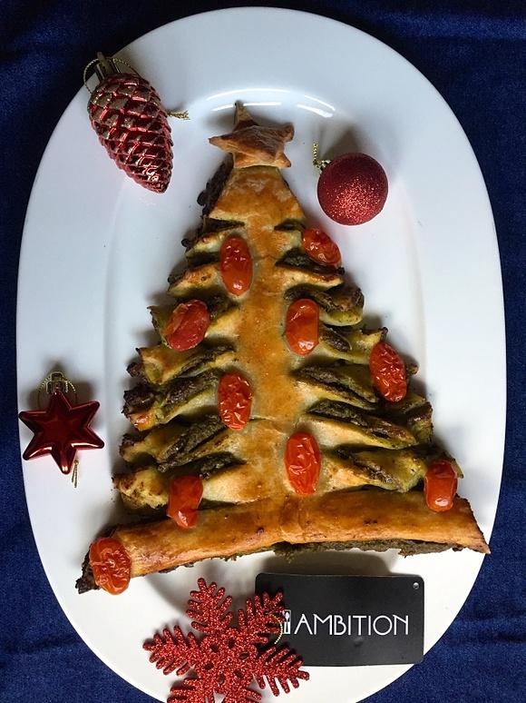 Choinka z ciasta francuskiego z pesto kurkowym