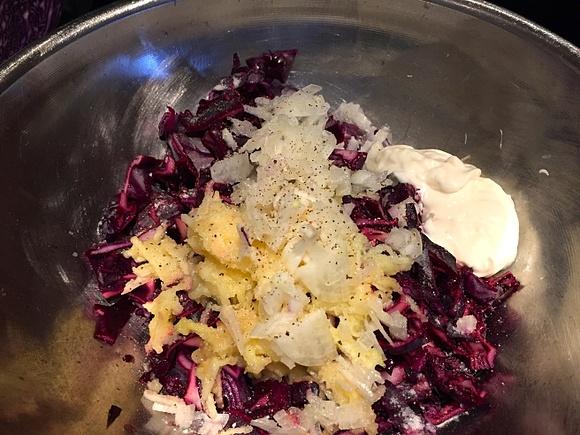 Kotlet z czerwonej kapusty i soczewicy z pieczarkami
