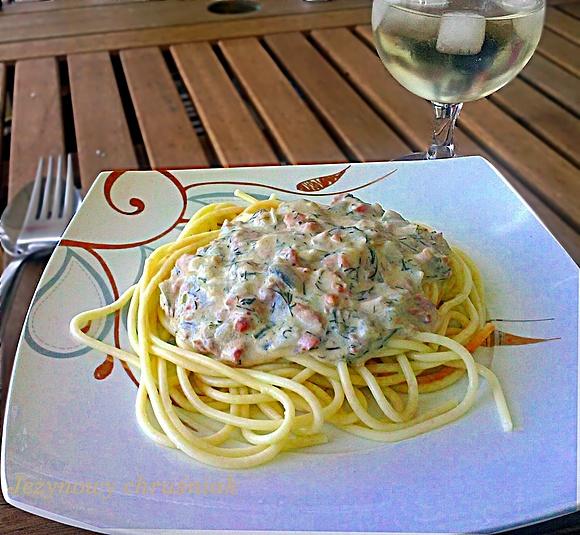 Spaghetti z łososiem w sosie śmietanowym