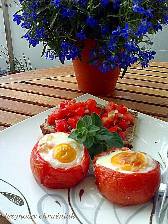 Jajka sadzone w pomidorach