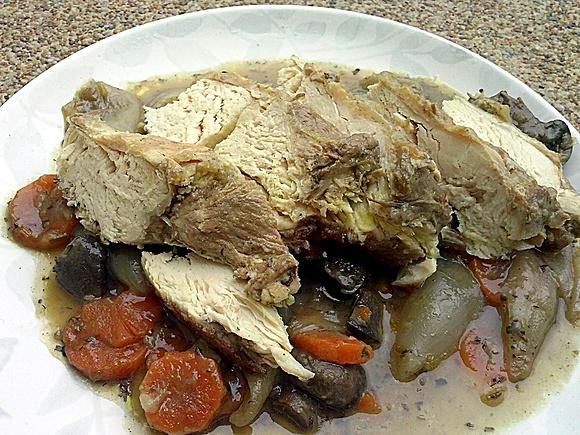Coq au vin - tradycyjny francuski gulasz z kurczakiem i winem