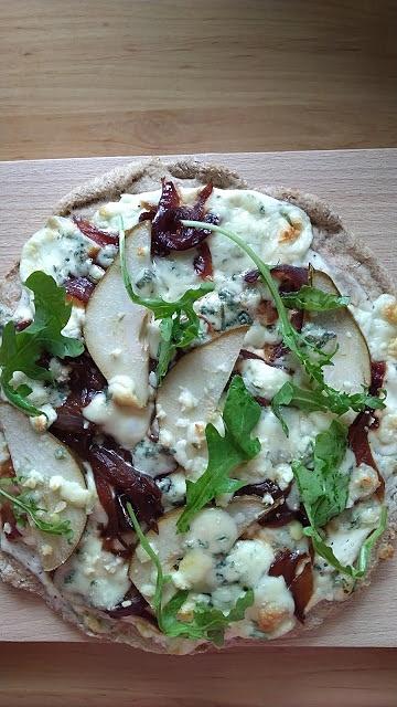 Pełnoziarnista pizza z karmelizowaną cebulą, serem pleśniowym i gruszką