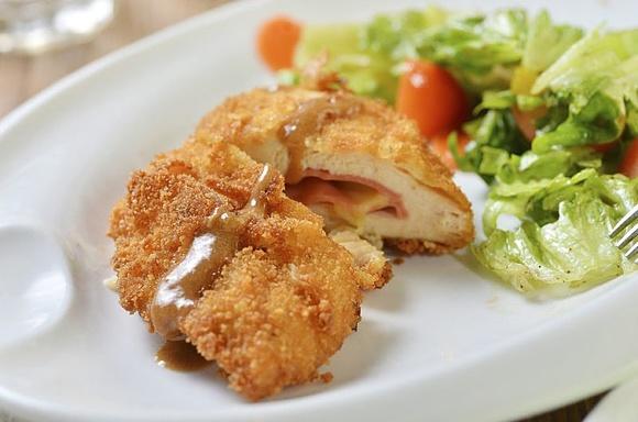 Kotlet de volaille z szynką, serem i ziołowym masłem