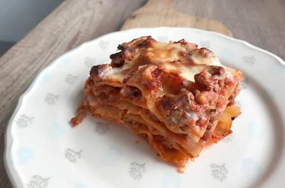 Lasagne bolognese z pomidorami i beszamelem