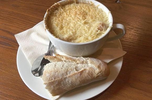 Francuska zupa cebulowa z białym winem