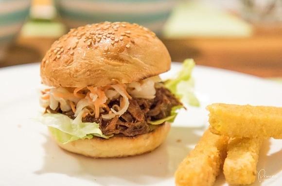 Szarpana wieprzowina w burgerach amerykańskich