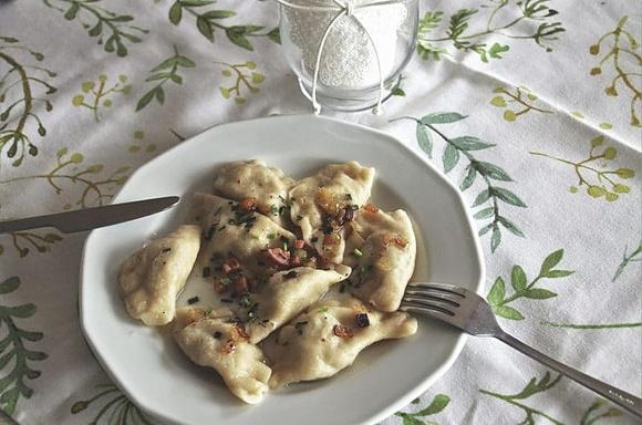 Pierogi ruskie z boczkiem i karmelizowaną cebulką
