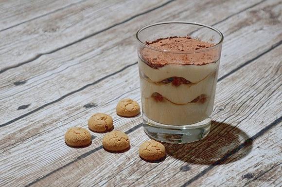 Włoskie tiramisu z kawowymi biszkoptami