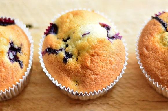 Migdałowe muffiny z jagodami leśnymi