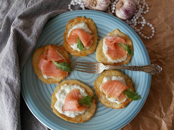 Placki ziemniaczane z łososiem i tzatziki