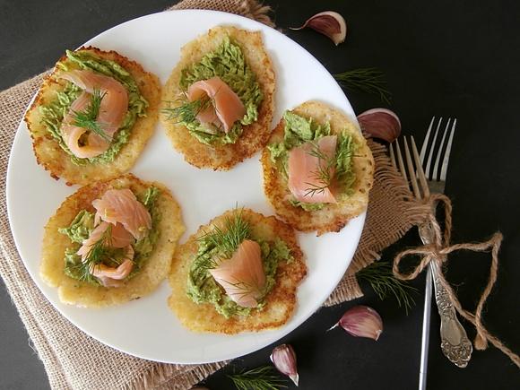 Placki ziemniaczane z guacamole i wędzonym łososiem