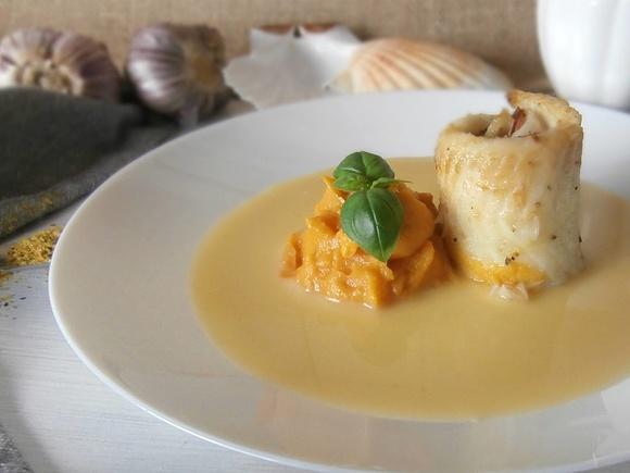 Halibut na beurre blanc w roli z szynką szwarcwaldzką i purée z batata