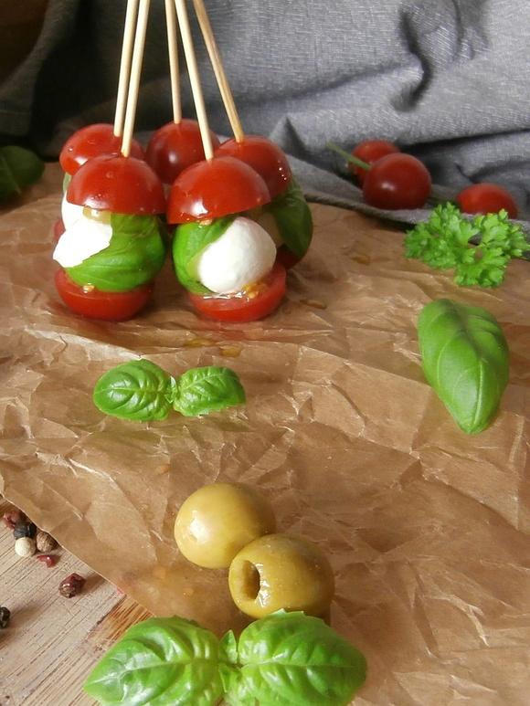 Caprese na patyku – mozzarella, pomidor, przystawka