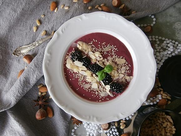 Jeżynowe smoothie bowl