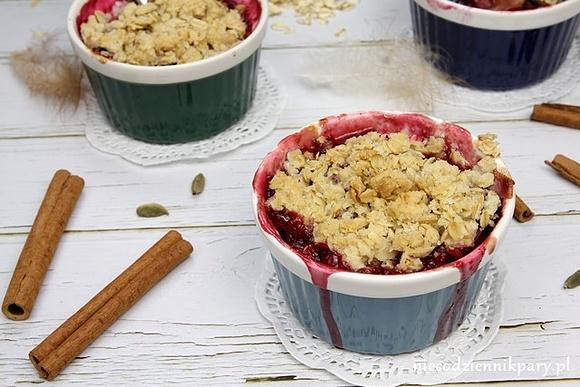 Crumble z karmelizowanymi śliwkami i migdałami