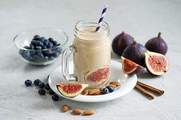 Migdałowe smoothie ze świeżymi figami