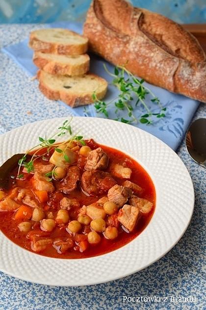 Gulasz w hiszpańskim stylu z boczkiem chorizo i ciecierzycą