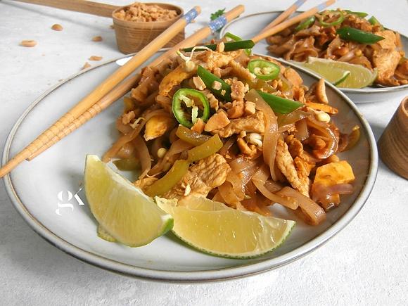 Pad Thai z kurczakiem - szybkie i aromatyczne danie azjatyckie