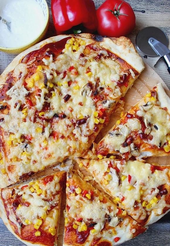Domowa pizza z sos czosnkowym