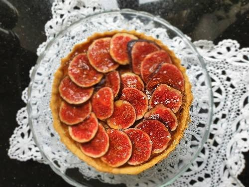 Niebieska książeczka i tarta z limoncello i figami