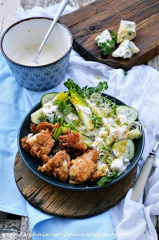 Chrupiący kurczak z sałatką Caesar i sosem blue cheese