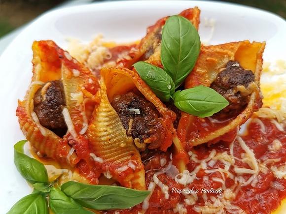 Zapiekane klopsiki w makaronowych muszlach bolognese