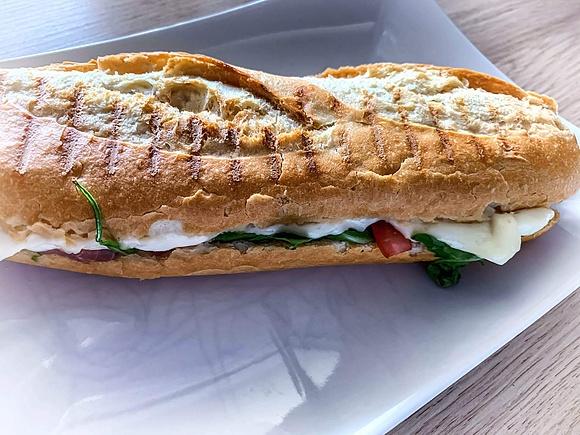 Grillowana kanapka z rukolą i łososiem
