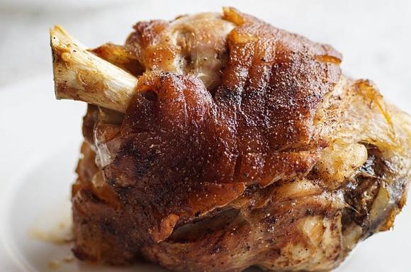 Golonka pieczona w piwie i miodzie po bawarsku